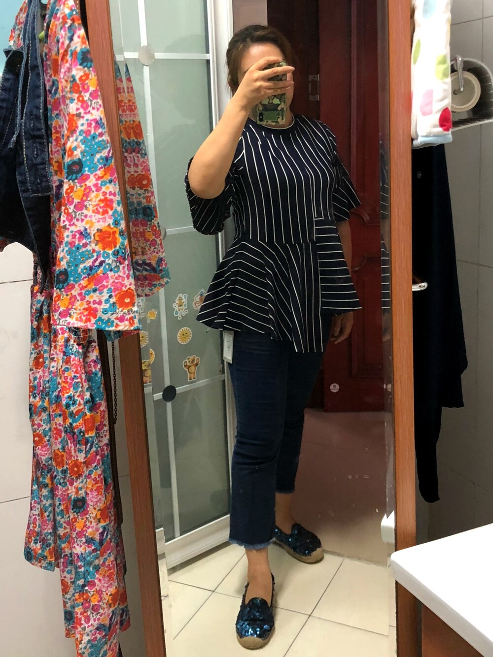 「Itoshlroshlのアイテム（Tシャツ/カットソー、ブルー系）」を使った、微博-@麻酥酥susuさん（レディース・160cm）の夏コーディネートの1枚目の写真