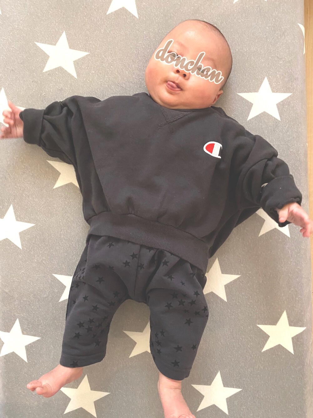 「ワントーンコーデ、チャンピオン、赤ちゃん、赤ちゃんコーデ、ベビーコーデ、男の子コーデ、babyboy」｜「Championのアイテム（スウェット、グレー系）」を使った、どんちゃんままさん（キッズ・60cm）の冬コーディネートの1枚目の写真