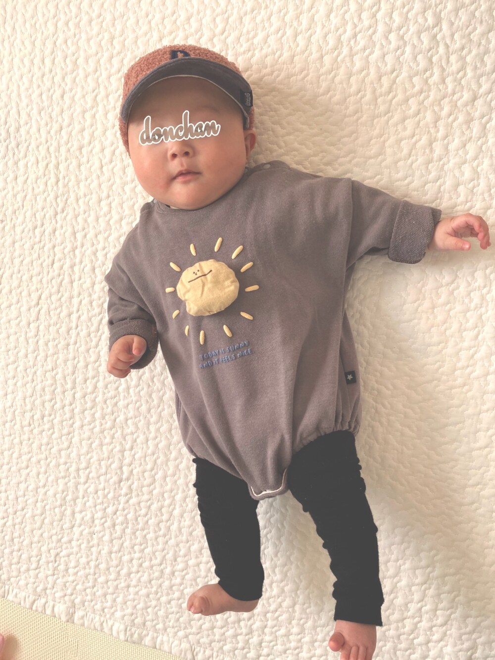 「ベビーコーデ、ベビー、ベビーファッション、babyboy、赤ちゃん、赤ちゃんコーデ、ロンパースコーデ、生後4ヶ月、0歳4ヶ月、帽子だいすき」｜「Birthdayのアイテム（ロンパース、グレー系）」を使った、どんちゃんままさん（キッズ・60cm）の春コーディネートの1枚目の写真