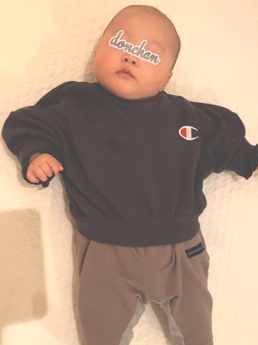 「カジュアルコーデ、赤ちゃん、赤ちゃんコーデ、赤ちゃんコーディネート、ベビーファッション、Champion、チャンピオン パーカー、トレーナーコーデ、男の子コーデ」｜「Championのアイテム（パーカー、グレー系）」を使った、どんちゃんままさん（キッズ・60cm）の春コーディネートの1枚目の写真