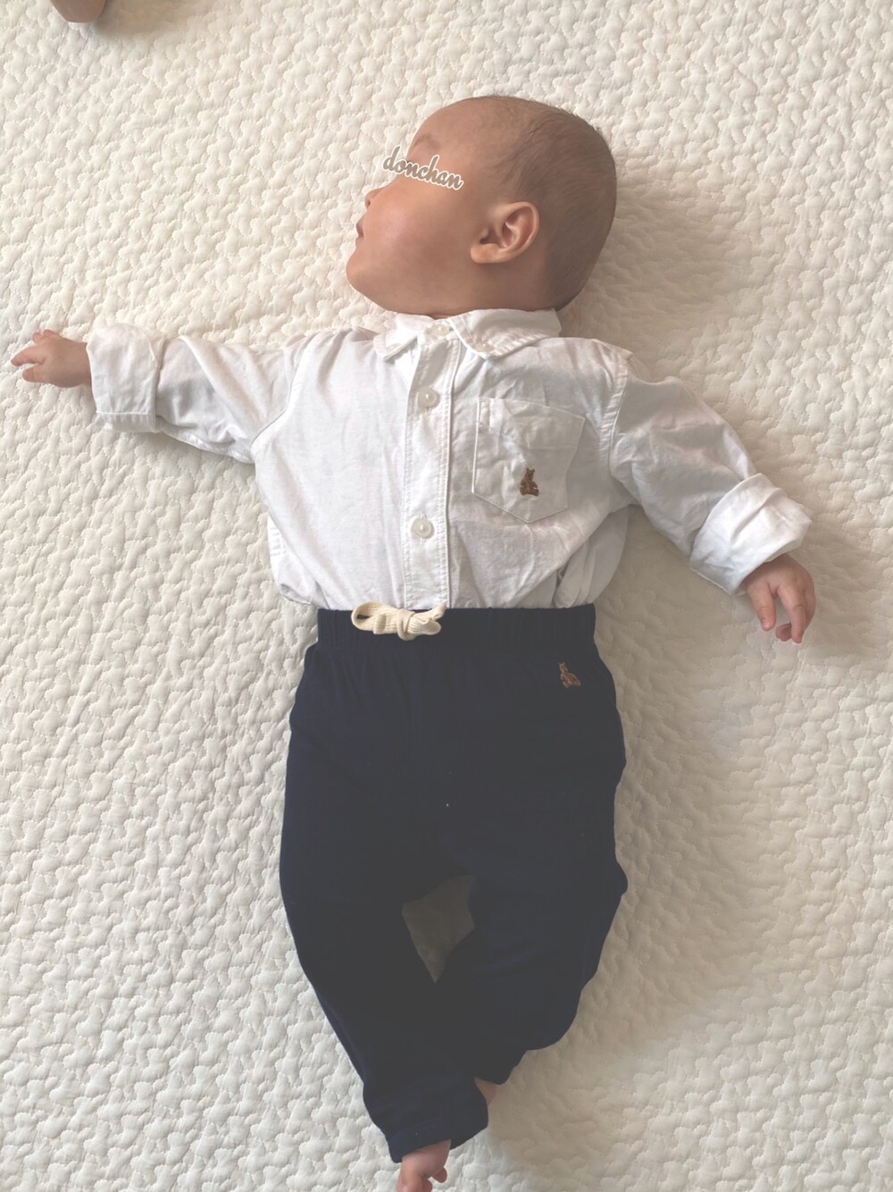 「babygap、baby、babyboy、GAPbaby、ロンパースコーデ、ロンパース、お呼ばれスタイル、ベビーファッション、ベビー」｜「babyGAPのアイテム（ロンパース、ホワイト系）」を使った、どんちゃんままさん（キッズ・60cm）の春コーディネートの1枚目の写真