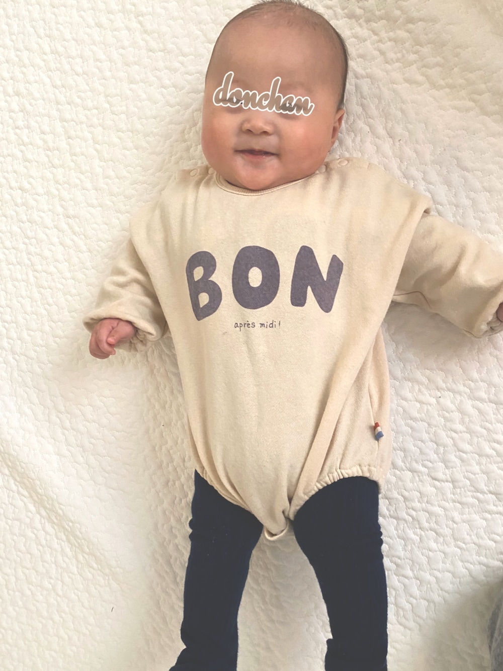 「ロンパース、ロンパースコーデ、赤ちゃんコーディネート、赤ちゃん、あかちゃんコーデ、あかちゃん、ベビーロンパース、毎日がバースデイ、シンプルコーデ」｜「Birthdayのアイテム（ロンパース、ベージュ系）」を使った、どんちゃんままさん（キッズ・60cm）の春コーディネートの1枚目の写真