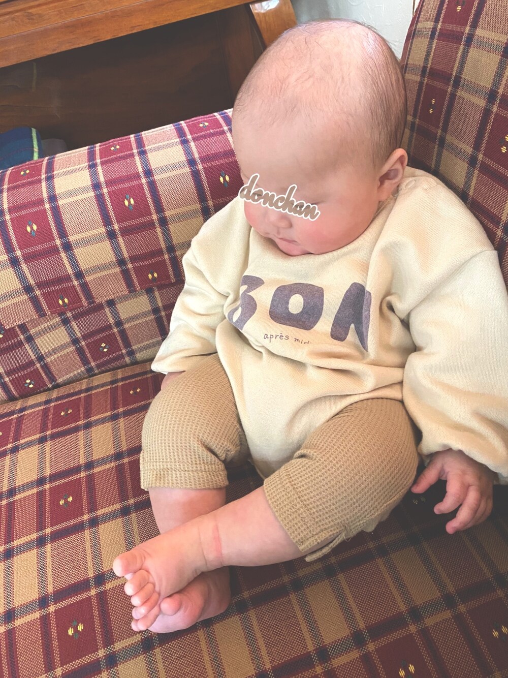 「赤ちゃんコーデ、baby、babyboy、ワントーンコーデ、ベージュコーデ、ロンパース、ロンパースコーデ、ベビー、ベビーコーデ」｜「Birthdayのアイテム（ロンパース、ベージュ系）」を使った、どんちゃんままさん（キッズ・70cm）の春コーディネートの1枚目の写真