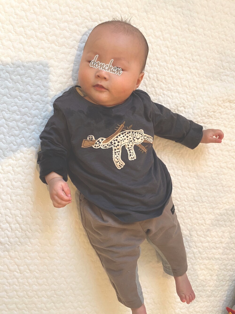 「カジュアルコーデ、赤ちゃん、赤ちゃんコーデ、ベビーコーデ、ベビー、ベビーファッション、nextbaby」｜「NEXTmobileのアイテム（Tシャツ/カットソー、ブラック系）」を使った、どんちゃんままさん（キッズ・70cm）の春コーディネートの1枚目の写真