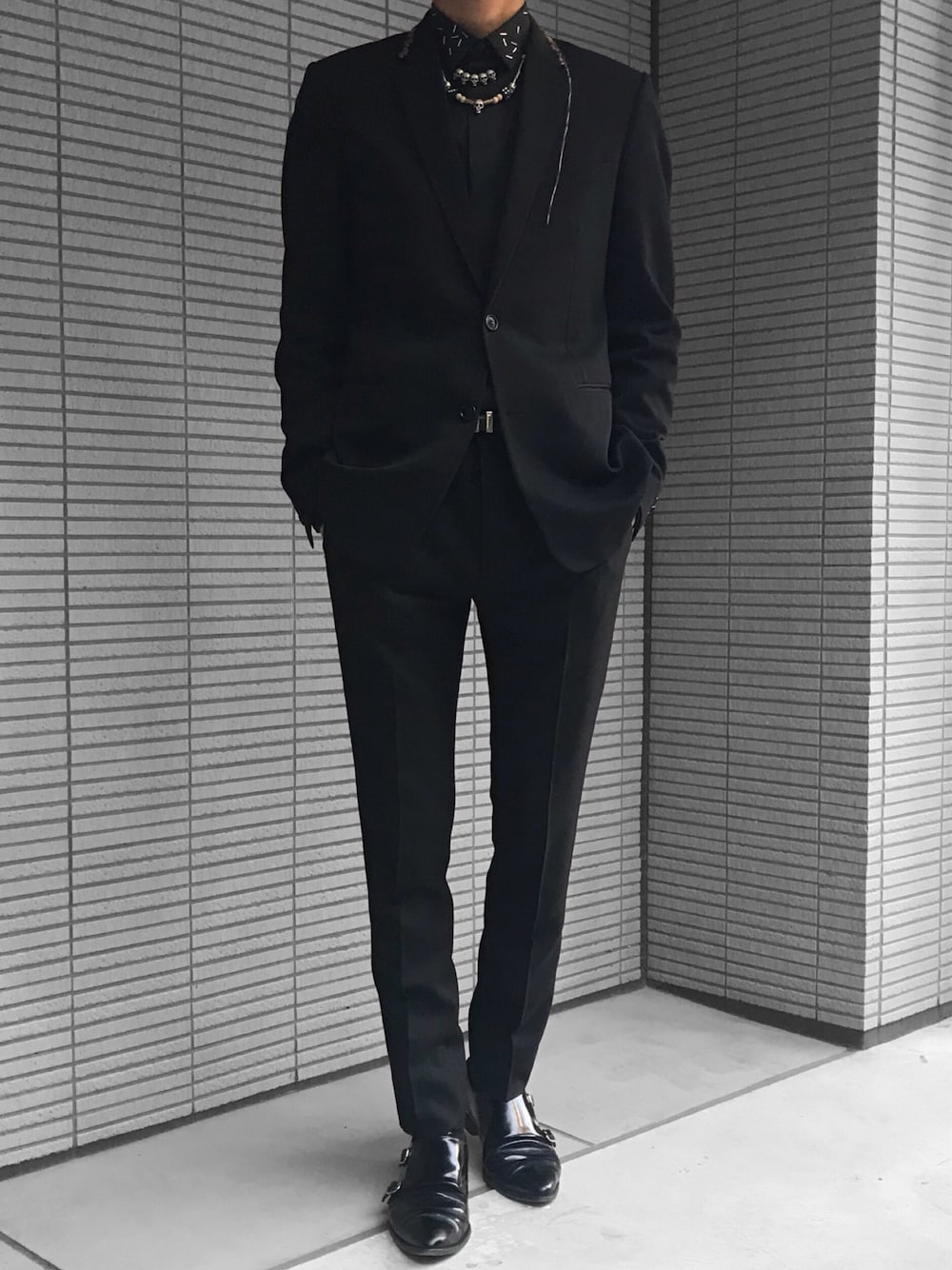 「Dior、black、outfit、ootd、outfitoftheday、サンローランパリ、mode、モード、ディオールオム、fashion」｜「Dior hommeのアイテム（スーツジャケット、ブラック系）」を使った、N7さん（メンズ・182cm）の春コーディネートの1枚目の写真