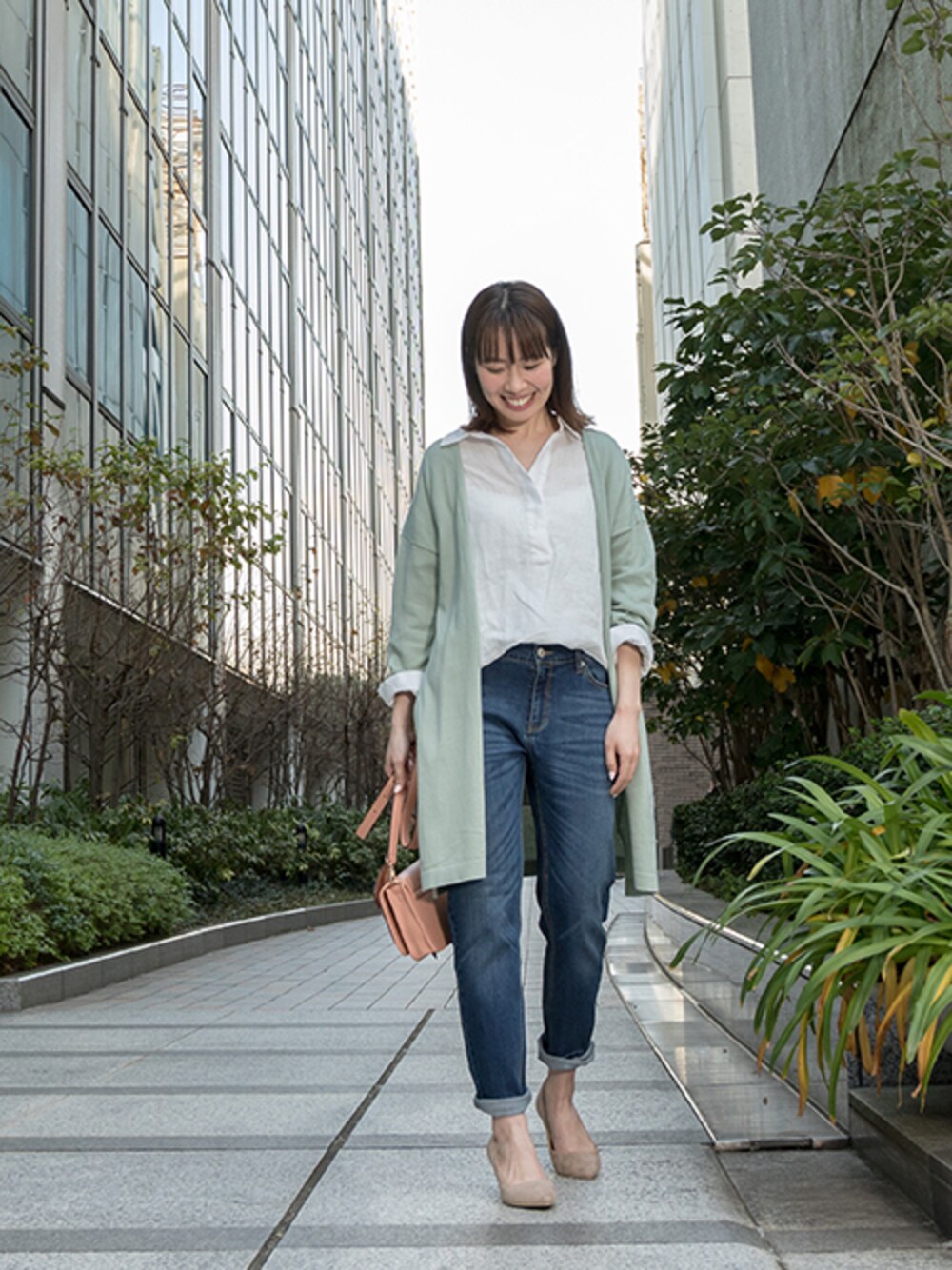 「カーディガン、デニム、パンプス、パステルカラー、春カラー、春コーデ、リネンシャツ、NATURAL BEAUTY BASIC、ナチュラルビューティーベーシック、NBB」｜「NATURAL BEAUTY BASICのポインテッドパンプス（パンプス、グリーン系）」を使った、NBB STAFF17さん（レディース・160cm）の冬コーディネートの1枚目の写真