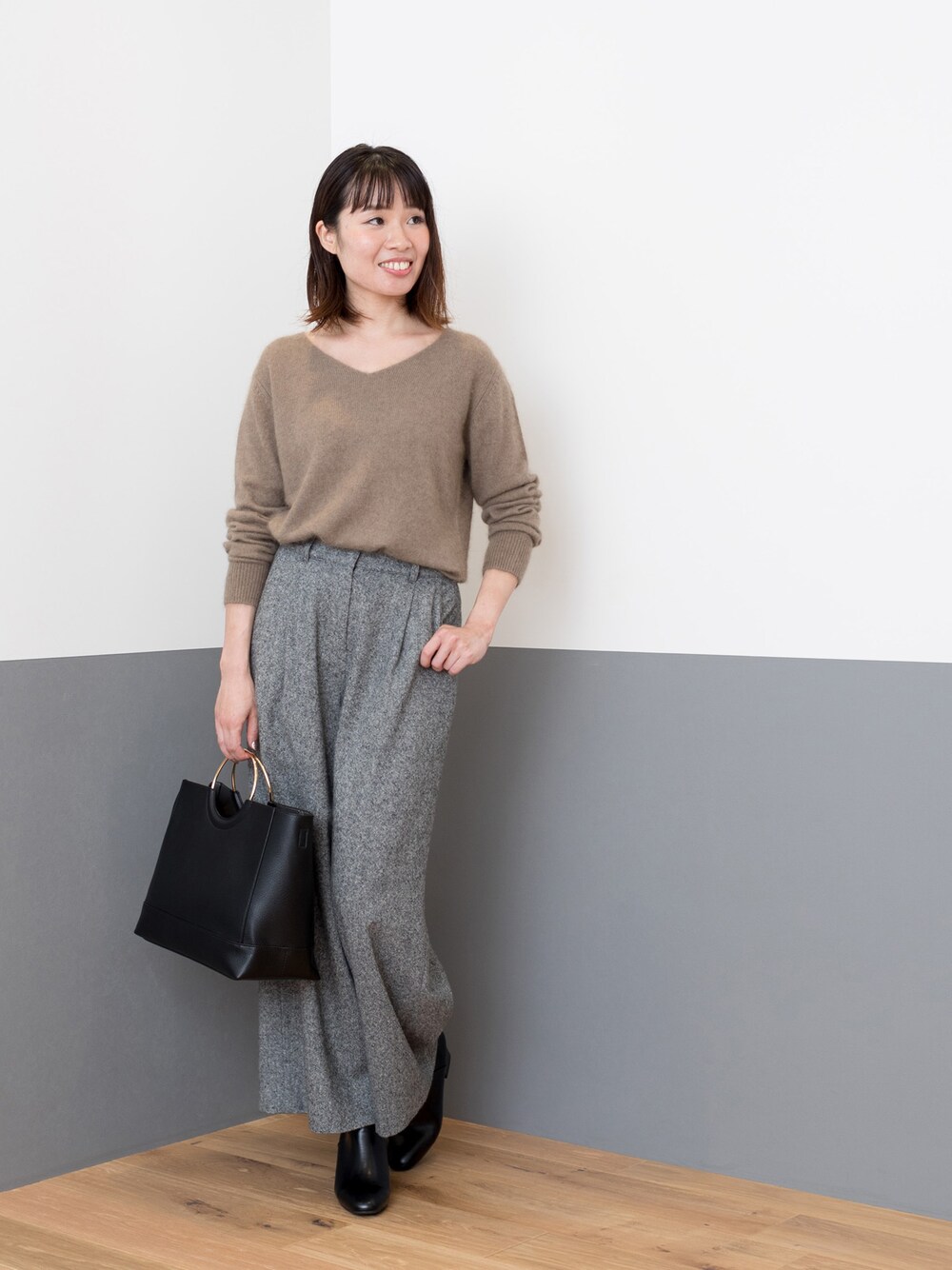 「シンプル、秋のコーデ、Vネックニット、ワイドパンツ、パンツスタイル、通勤コーデ、オフィスカジュアル、NATURAL BEAUTY BASIC、ナチュラルビューティーベーシック、NBB」｜「NATURAL BEAUTY BASICの【雑誌掲載】ファインタッチ　ヘアリーニット（ニット/セーター、ブラウン系）」を使った、NBB STAFF17さん（レディース・160cm）の秋コーディネートの1枚目の写真