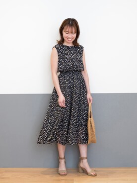 「小花柄ワンピース」｜「アイテム（サンダル）」を使った、NBB STAFF17さん（レディース・160cm）の春コーディネート