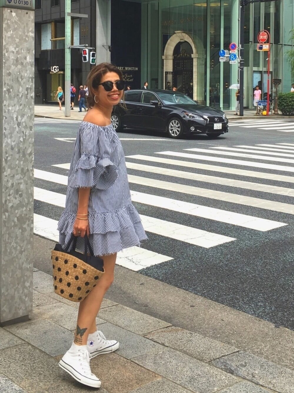 「大人カジュアル、夏コーデ、ストライプ、オフショル、ワンピース、かごバッグ、フリル、休日スタイル、スニーカーコーデ、ワンピース×スニーカー」｜「collexのパールフープピアス（ピアス（両耳用）、ゴールド系）」を使った、naaaamiさん（レディース・158cm）の夏コーディネートの1枚目の写真