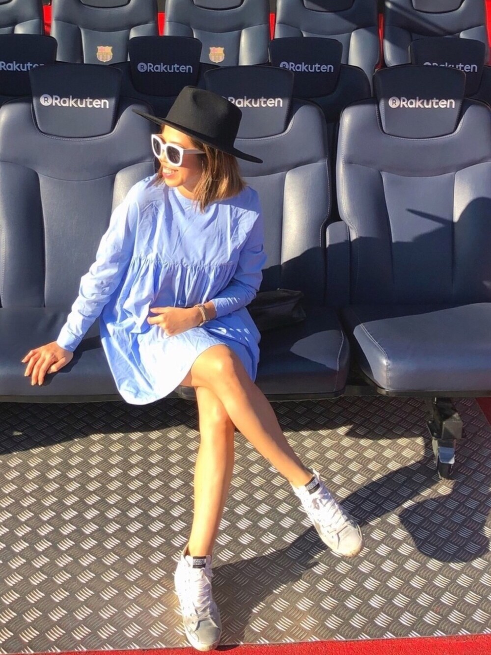 ブルー系のワンピース、ブラック系のショルダーバッグ、ホワイト系のスニーカーを着用したレディースの秋コーディネートの1枚目の写真