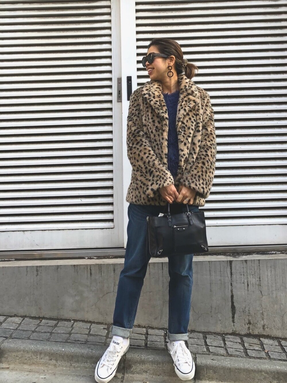 「スニーカーコーデ、デニムパンツ、デニム、レオパード、ファーコート、コンバース、大人カジュアル、ロールアップ、カジュアルコーデ、冬コーデ」｜「floristのぐるっと小粒パールヘアゴム（ヘアゴム、ゴールド系）」を使った、naaaamiさん（レディース・158cm）の冬コーディネートの1枚目の写真