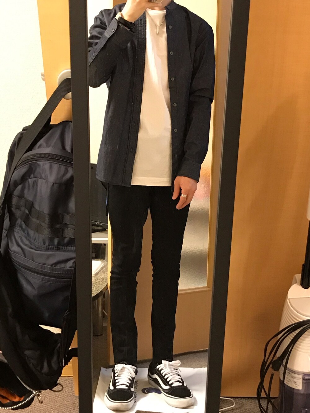 ブルー系のシャツ/ブラウス、ホワイト系のTシャツ/カットソー、ブラック系のデニムパンツを着用したメンズの春コーディネートの1枚目の写真