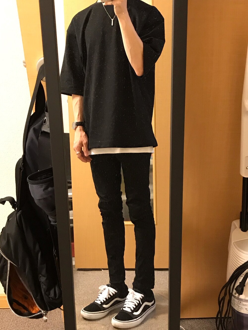 ブラック系のTシャツ/カットソー、ホワイト系のTシャツ/カットソー、ブラック系のデニムパンツを着用したメンズの夏コーディネートの1枚目の写真