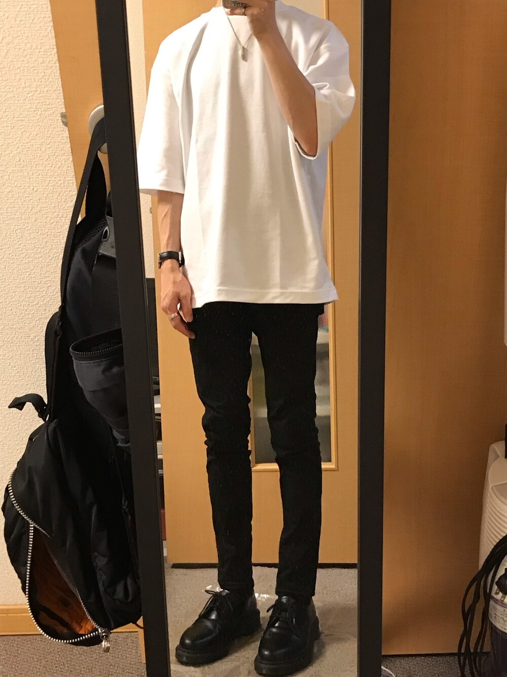 ホワイト系のTシャツ/カットソー、ブラック系のTシャツ/カットソー、ブラック系のデニムパンツを着用したメンズの夏コーディネートの1枚目の写真