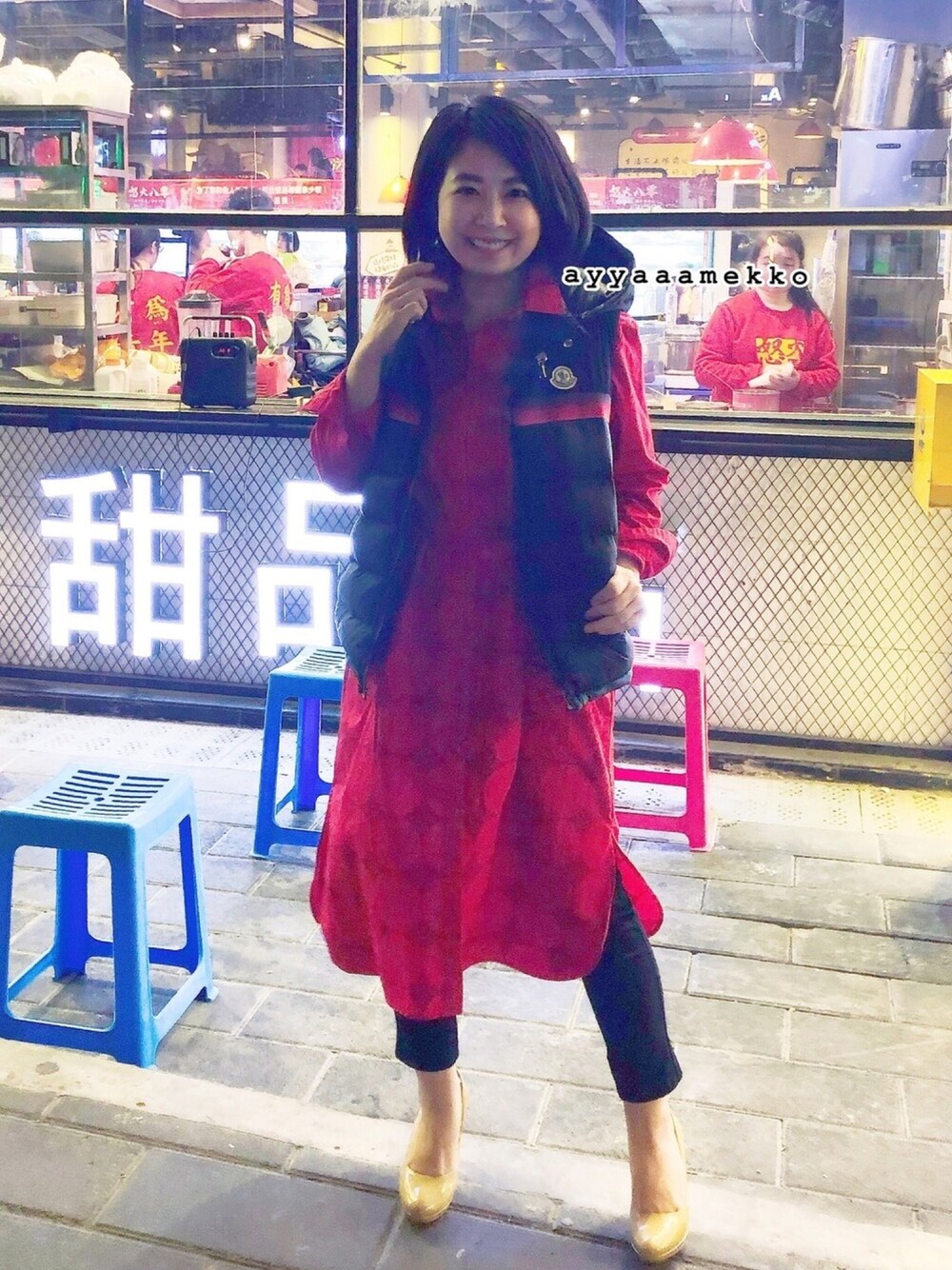 「シャツワンピ、ユニクロマリメッコ、UNIQLO、ユニクロ、マリメッコワンピース、marimekko、マリメッコ、ダウンベスト、MONCLER、モンクレール」｜「MONCLERのアイテム（ダウンベスト、ブラック系）」を使った、ayyaaamekkoさん（レディース・150cm）の夏コーディネートの1枚目の写真