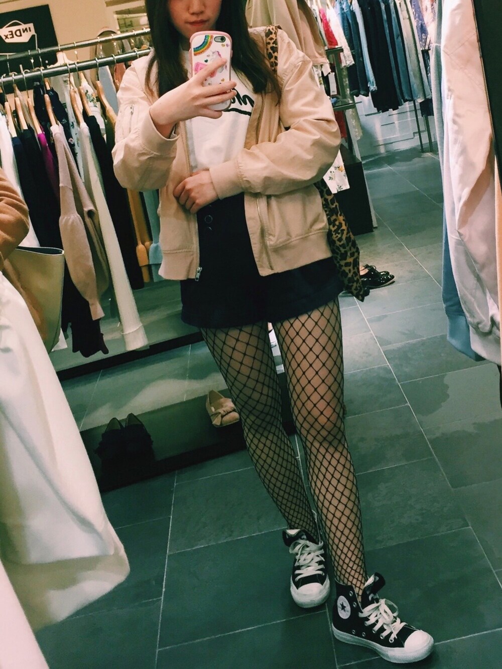 「black、spring、ストリートモード」｜「H&Mのアイテム（Tシャツ/カットソー、ホワイト系）」を使った、mizukiさん（レディース・162cm）の春コーディネートの1枚目の写真