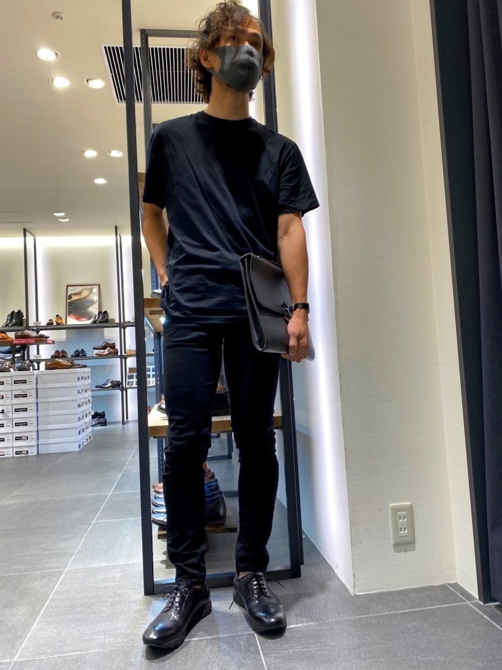 「whoop'-de-doo'、フープディドゥ、スニーカー、革靴、ブラックコーデ、Tシャツ、おしゃれさんと繋がりたい、町田、全身黒」｜「RALPH LAUREN PURPLE LABELのアイテム（Tシャツ/カットソー、ブラック系）」を使った、matsudaさん（メンズ・175cm）の夏コーディネートの1枚目の写真