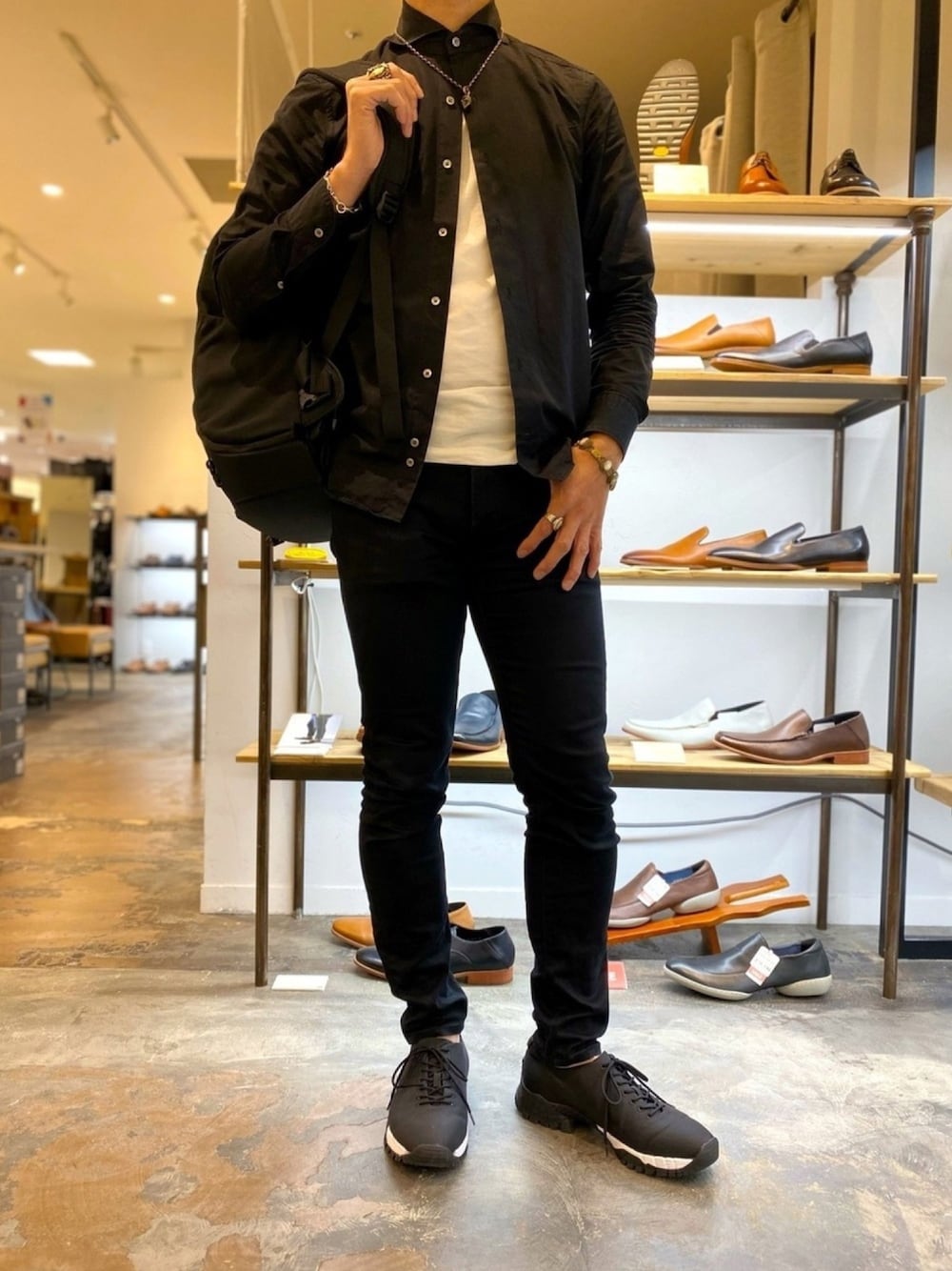 「フープディドゥ、スニーカーコーデ、北千住、ootd、ブラックコーデ、スニーカー、モノトーン、モノトーンコーデ、サスティナブル、大人カジュアル」｜「UNIQLOのアイテム（チノパンツ、ブラック系）」を使った、matsudaさん（メンズ・175cm）の春コーディネートの1枚目の写真