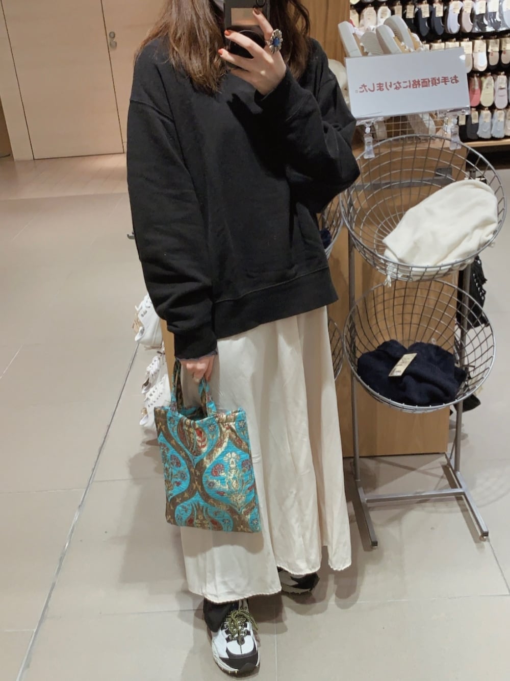「オトナカジュアル、シンプル、春、少し寒い日のコーデ、オーバーサイズ、ゆるコーデ、今日のコーデ」｜「Aunt Marie'sのAUNT MARIE'S サテンロングキャミワンピース（ワンピース、ベージュ系）」を使った、hinakonaさん（レディース・161cm）の春コーディネートの1枚目の写真