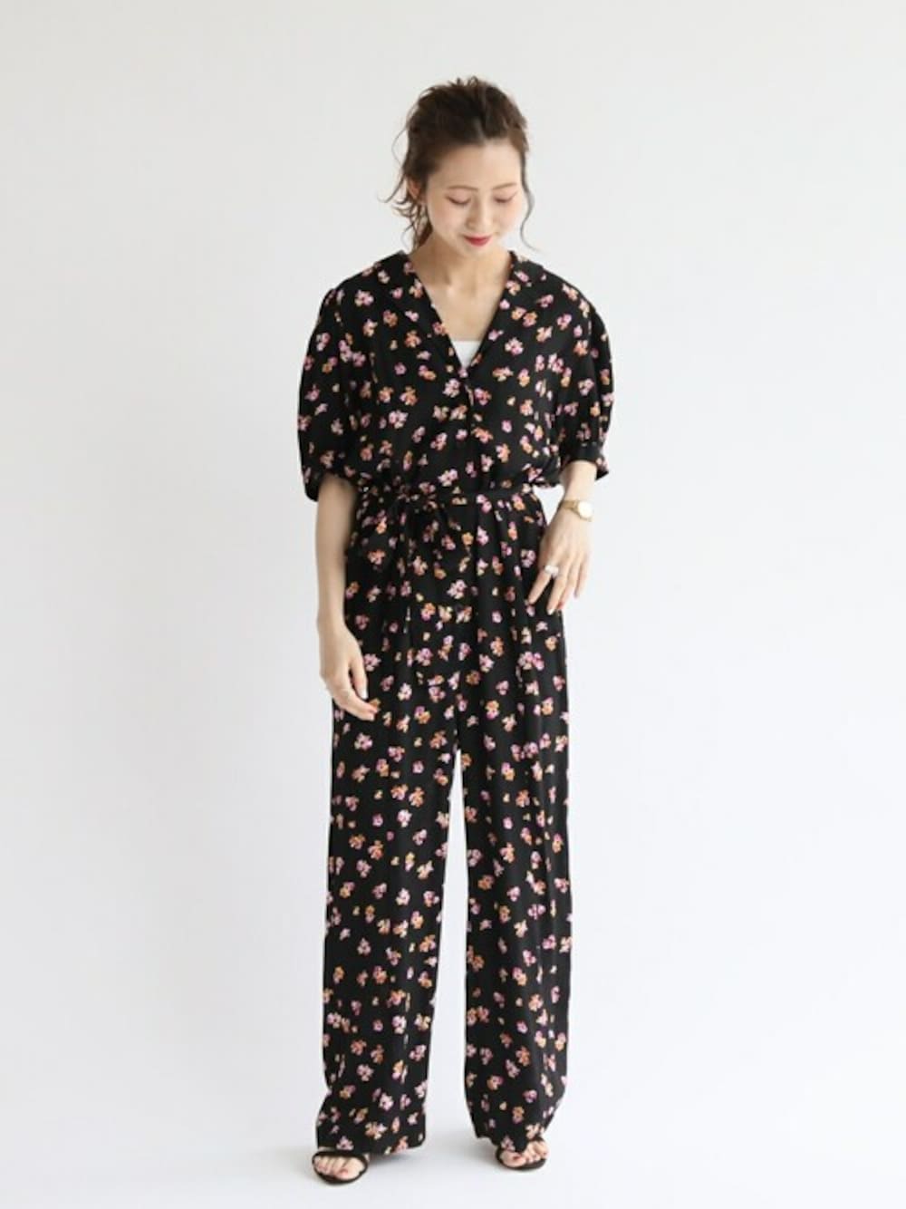 ブラック系のつなぎ/オールインワン、ブラック系のサンダルを着用したレディースの夏コーディネートの1枚目の写真