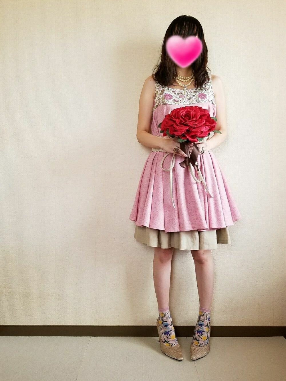 その他のその他トップス、ベージュ系のスカート、ピンク系のその他トップスを着用したレディースの夏コーディネートの1枚目の写真