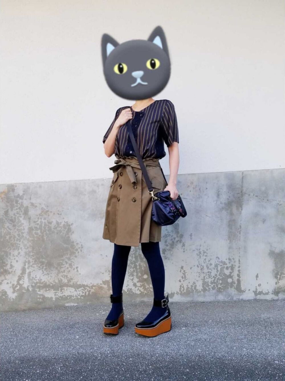 その他のシャツ/ブラウス、ブルー系のショルダーバッグ、ブラック系のパンプスを着用したレディースの夏コーディネートの1枚目の写真