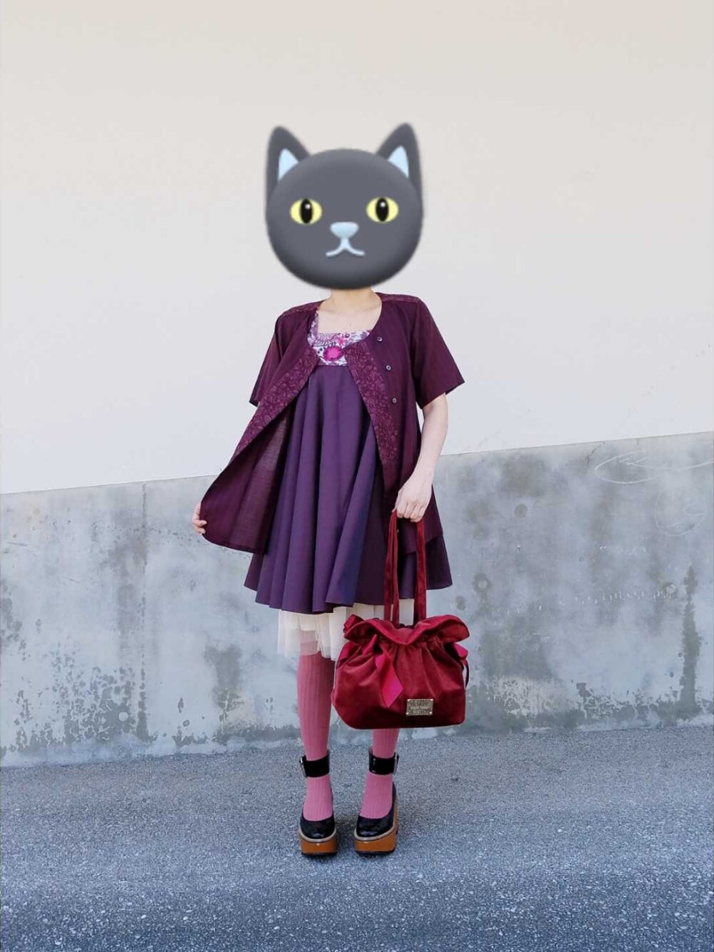 レッド系のバッグ、ブラック系のパンプス、レッド系のシャツ/ブラウスを着用したレディースの夏コーディネートの1枚目の写真