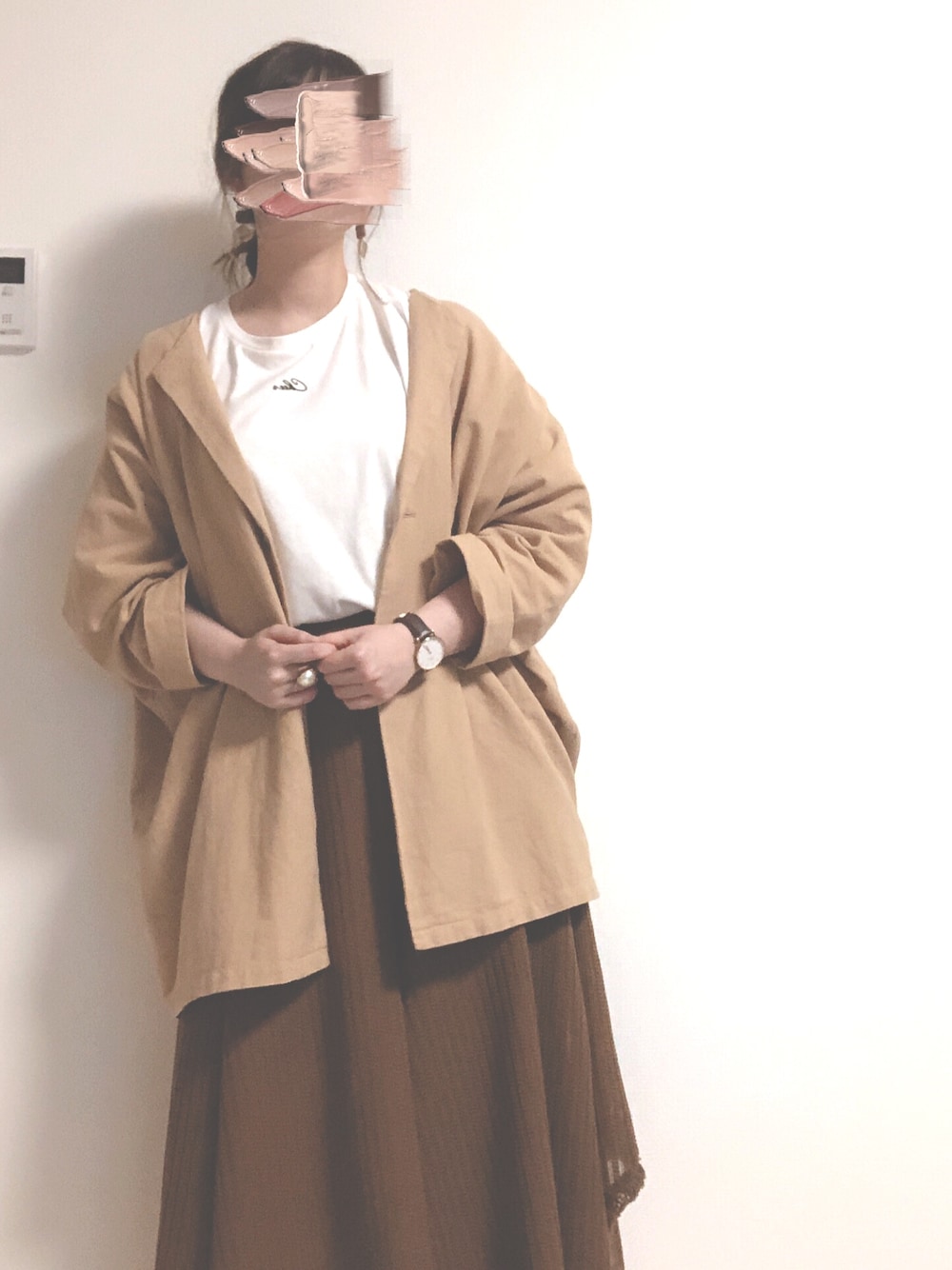 ベージュ系のノーカラージャケット、ホワイト系のTシャツ/カットソー、ブラウン系のその他パンツを着用したレディースの夏コーディネートの1枚目の写真