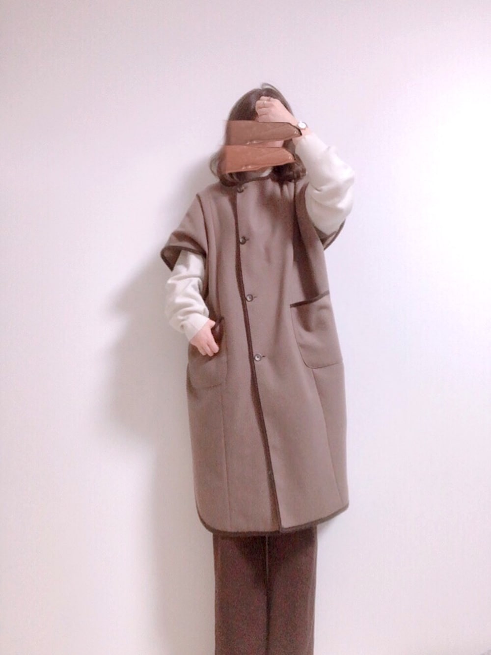 ブラウン系のその他アウター、ブラウン系のパンツ、ホワイト系のトップスを着用したレディースの秋コーディネートの1枚目の写真
