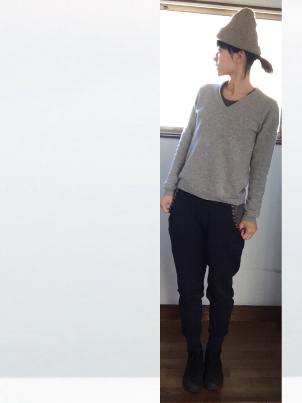 グレー系のニット/セーター、ブラック系のTシャツ/カットソー、ブラック系のその他パンツを着用したレディースの冬コーディネートの1枚目の写真