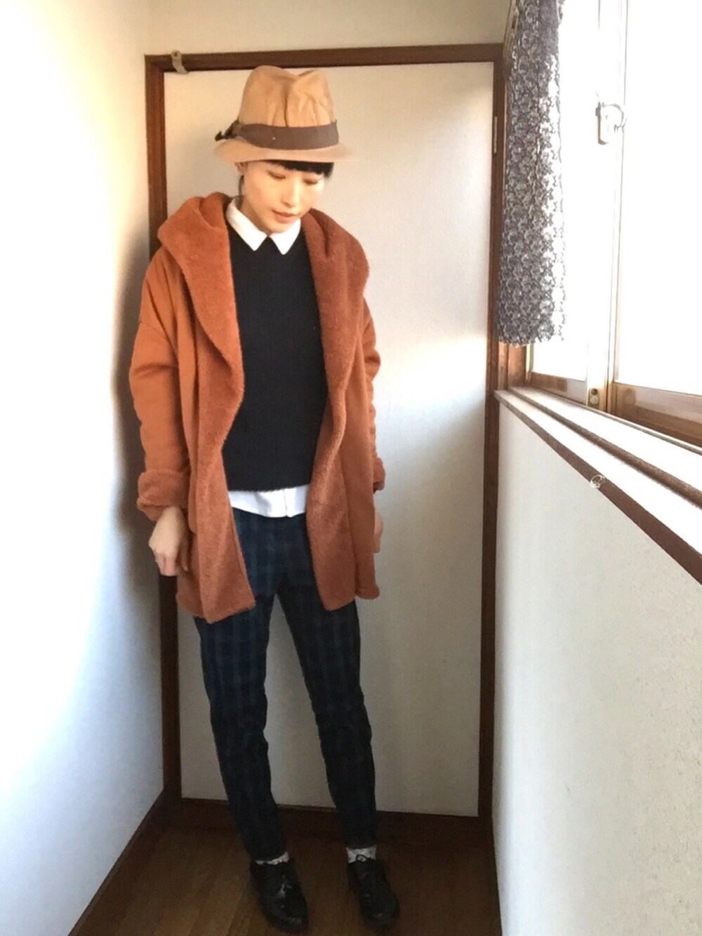 「シンプル、キレイめ、シャツスタイル、ハット」｜「CA4LAのアイテム（ハット、ブラウン系）」を使った、komunonさん（レディース・166cm）の冬コーディネートの1枚目の写真
