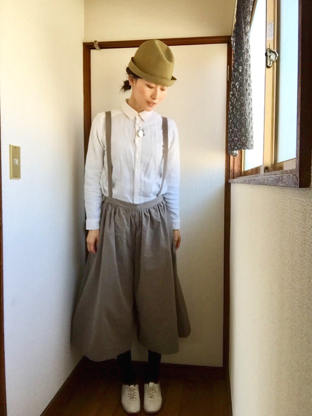 「シンプル、白、casual、ハット、サスペンダーパンツ、シャツスタイル」｜「mature ha.のアイテム（ハット、グリーン系）」を使った、komunonさん（レディース・166cm）の冬コーディネートの1枚目の写真