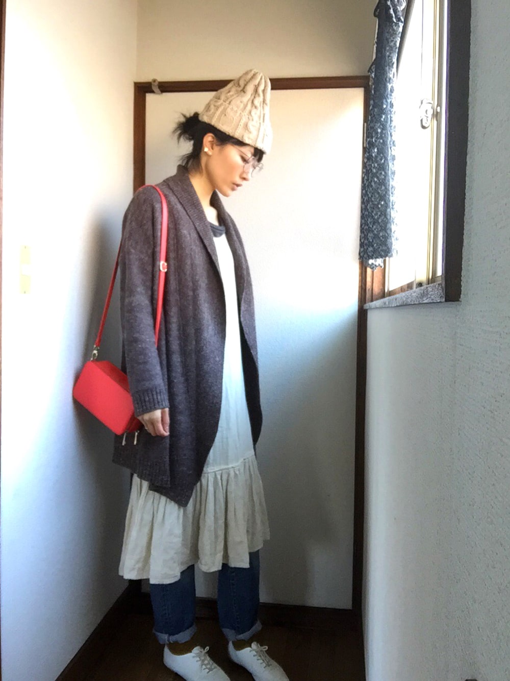 「ゆるコーデ、キャミワンピ、ニット帽、ニット帽×メガネ、カジュアル、大人ガーリー」｜「shoobydoobyのアイテム（ニットキャップ/ビーニー、ベージュ系）」を使った、komunonさん（レディース・166cm）の春コーディネートの1枚目の写真