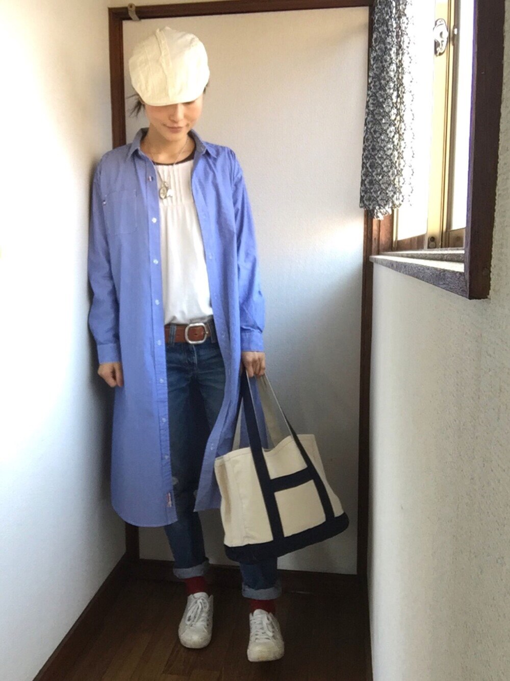 「casual、シャツワンピ、シャツワンピース、デニムパンツ、ハンチング、白スニーカー、キャンバストート、靴下チラ見せ」｜「OPAQUE.CLIPの【VERY4月号掲載】多ポケットキャンバストートバッグ（トートバッグ、ブルー系）」を使った、komunonさん（レディース・166cm）の春コーディネートの1枚目の写真