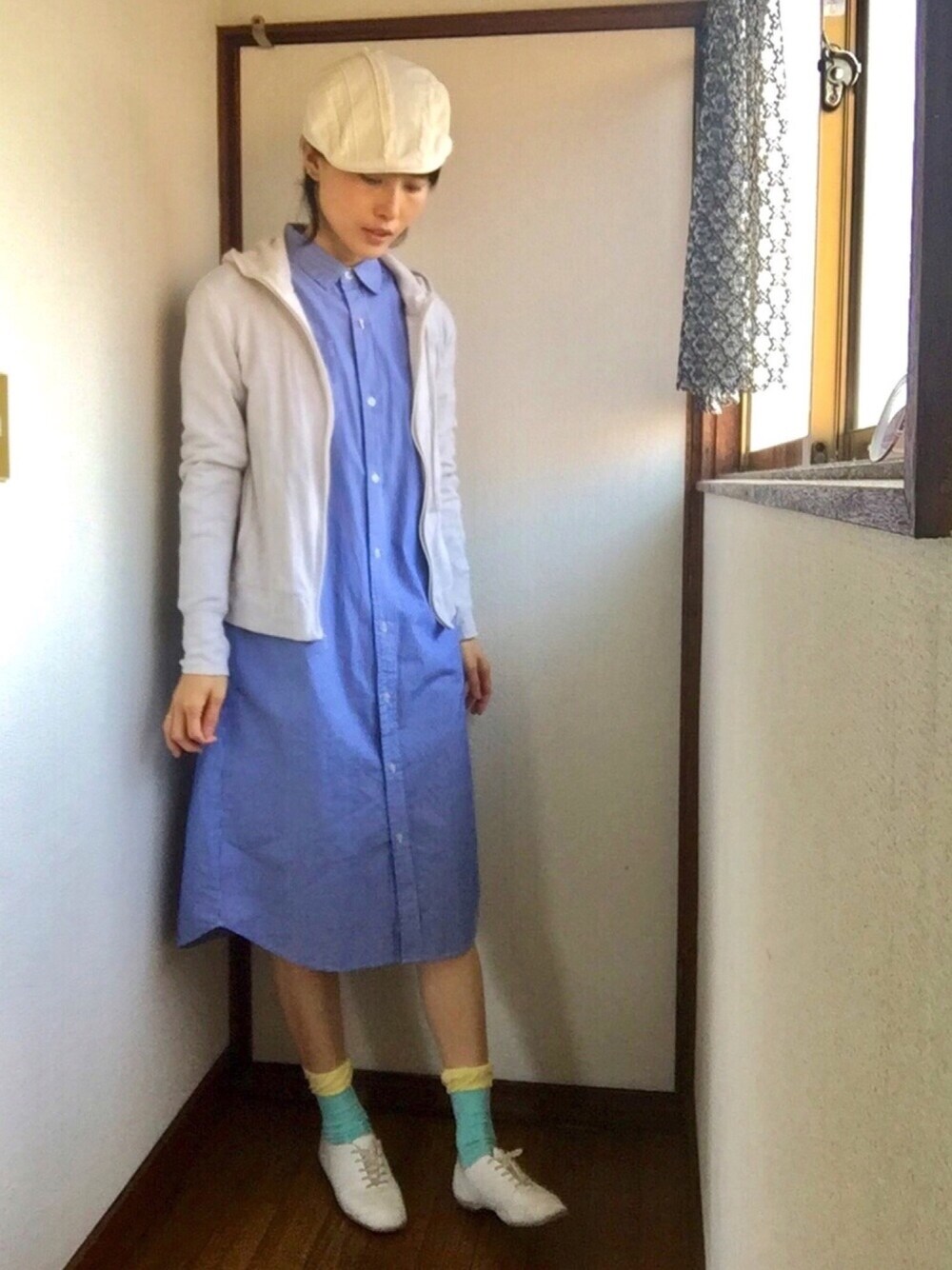 「大人カジュアル、春コーデ、シャツワンピ、シャツワンピース、シャツスタイル、UNIQLO、ジップパーカ、ハンチング」｜「Repettoのアイテム（バレエシューズ、ホワイト系）」を使った、komunonさん（レディース・166cm）の春コーディネートの1枚目の写真