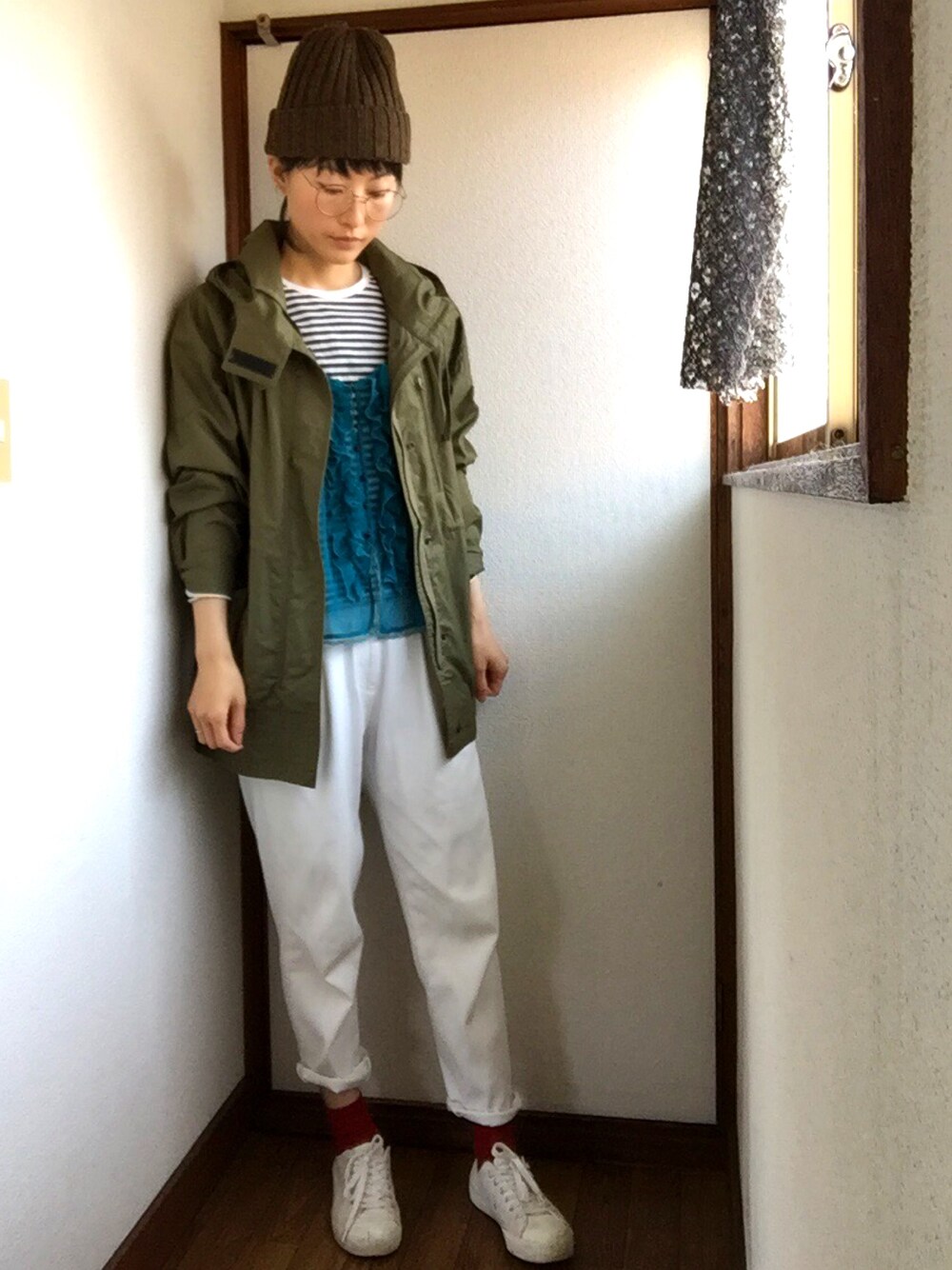 「はるコーデ、白スニーカー、casual、帽子×メガネ、丸メガネ、白パンツ、靴下チラ見せ」｜「無印良品のアイテム（スニーカー、ホワイト系）」を使った、komunonさん（レディース・166cm）の春コーディネートの1枚目の写真
