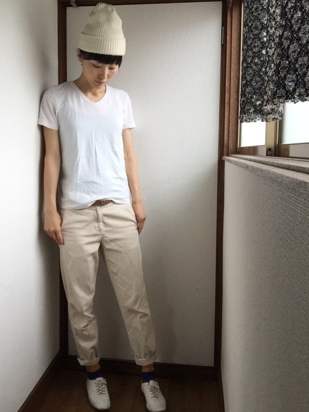 「オトナカジュアル、シンプル、パンツスタイル、カジュアル、白Tシャツ、靴下チラ見せ、ニット帽、白コーデ」｜「クレスト・プラスのアイテム（ニットキャップ/ビーニー、ホワイト系）」を使った、komunonさん（レディース・166cm）の夏コーディネートの1枚目の写真