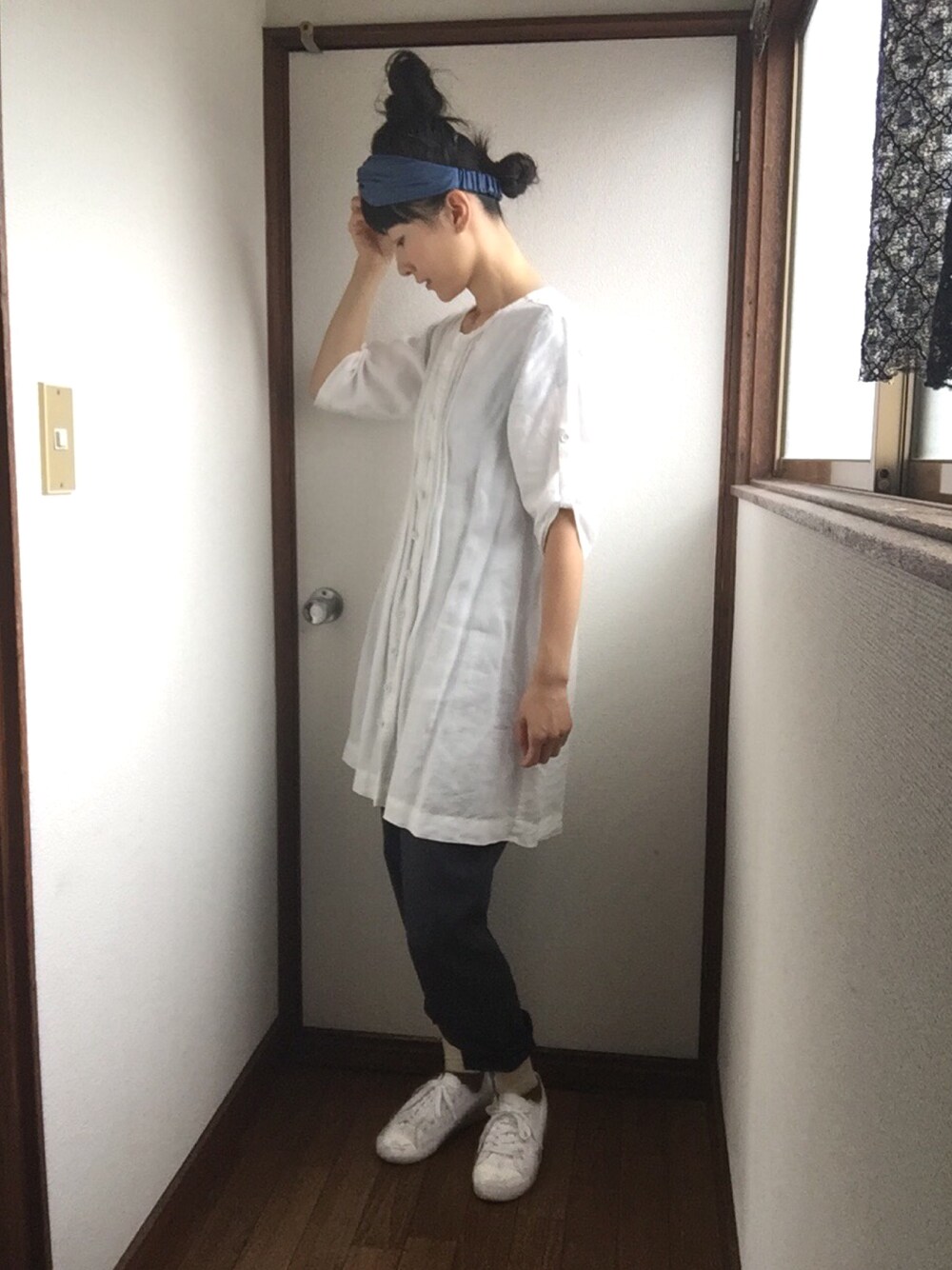 「パンツスタイル、秋のコーデ、ラフ、ヘアバンド、ヘアバンド×おだんご」｜「無印良品のアイテム（スニーカー、ホワイト系）」を使った、komunonさん（レディース・166cm）の秋コーディネートの1枚目の写真