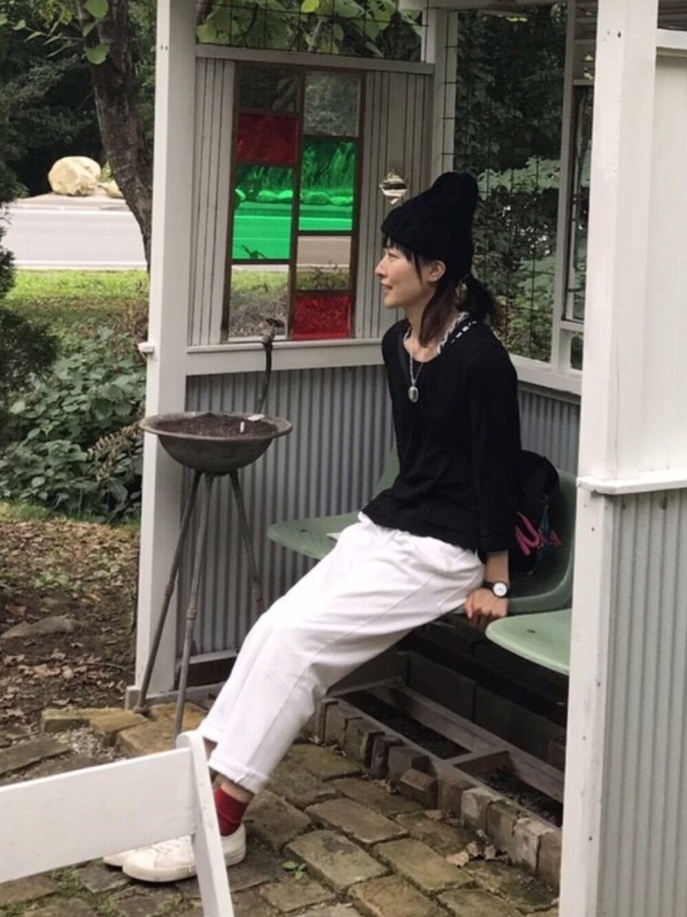 「秋のコーデ、ラクチンコーデ、オトナカジュアル、スニーカー、ニット帽、靴下チラ見せ」｜「shoobydoobyのアイテム（ニットキャップ/ビーニー、ブラック系）」を使った、komunonさん（レディース・166cm）の秋コーディネートの1枚目の写真