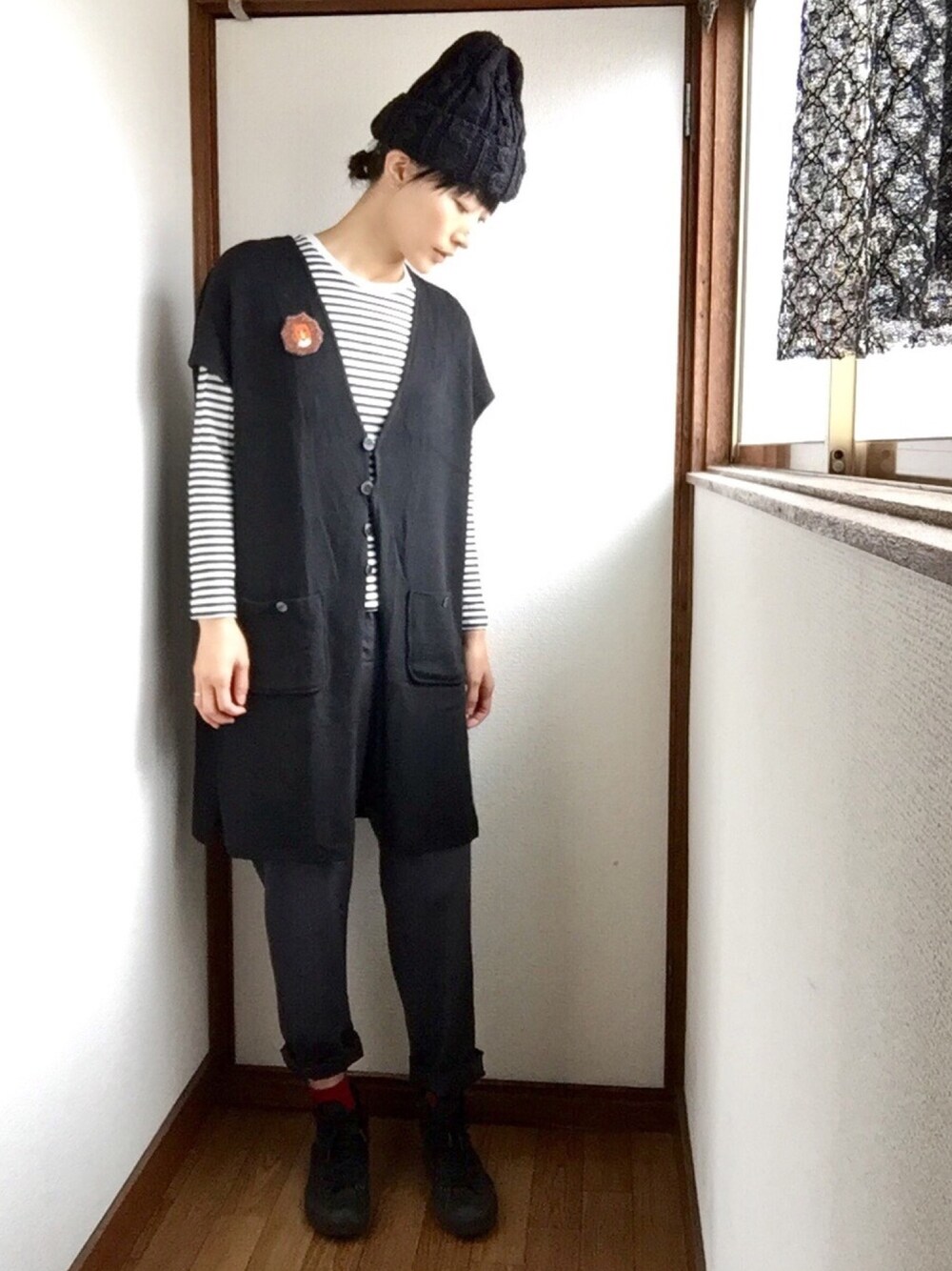 「シンプル、オトナカジュアル、カジュアル、スニーカー、コンバース、converse、ニット帽、靴下チラ見せ」｜「shoobydoobyのアイテム（ニットキャップ/ビーニー、ブラック系）」を使った、komunonさん（レディース・166cm）の秋コーディネートの1枚目の写真