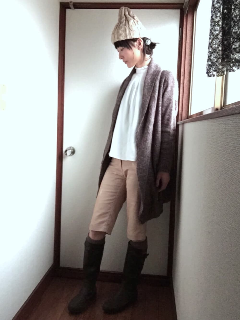 「秋コーデ、秋服、大人カジュアル、秋色、ニット帽、長靴、レインブーツ、靴下チラ見せ」｜「shoobydoobyのアイテム（ニットキャップ/ビーニー、ベージュ系）」を使った、komunonさん（レディース・166cm）の秋コーディネートの1枚目の写真
