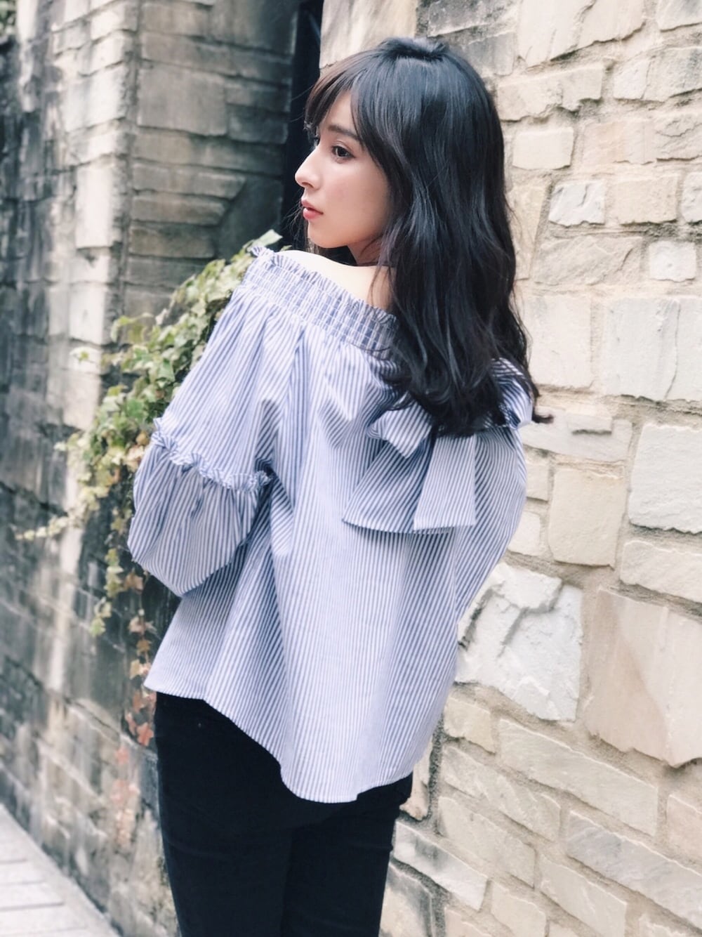 「シンプルコーデ、春コーデ、オトナ女子、スキニーデニム、UNIQLO、FEMIND TOKYO、シンプル、パンツスタイル」｜「FEMIND TOKYOのアイテム（シャツ/ブラウス、ブルー系）」を使った、瀬戸晴加さん（レディース・158cm）の冬コーディネートの1枚目の写真