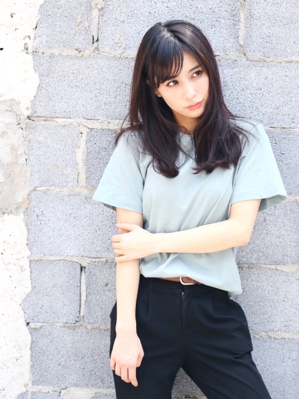 ブルー系のTシャツ/カットソー、ブラック系のその他パンツを着用したレディースの春コーディネートの1枚目の写真