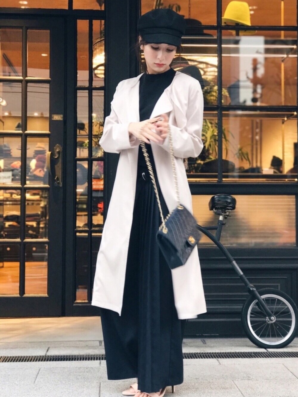 「パンツスタイル、春コーデ、トレンチコート、FEMIND TOKYO、ワントーンコーデ、ワイドパンツ、chanel、キャスケット」｜「CHANELのアイテム（ショルダーバッグ、ブラック系）」を使った、瀬戸晴加さん（レディース・158cm）の冬コーディネートの1枚目の写真