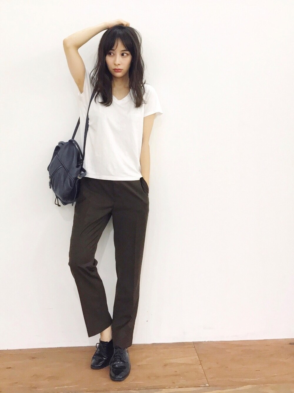 「シンプルコーデ、リラックススタイル、シンプル、Tシャツ、パンツスタイル、FEMIND TOKYO、白Tシャツ、タックパンツ、マニッシュ」｜「FEMIND TOKYOのベーシックオーガニックTシャツ（Tシャツ/カットソー、ホワイト系）」を使った、瀬戸晴加さん（レディース・158cm）の夏コーディネートの1枚目の写真