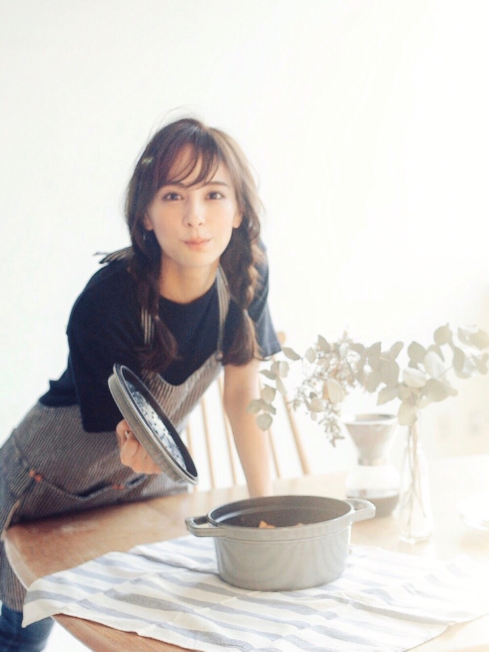 「エプロン、キッチン、ライフスタイル、シンプル」｜「STAUBの＜STAUB（ストウブ）＞ピコ ココット ラウンド22（鍋/フライパン、グレー系）」を使った、瀬戸晴加さん（レディース・158cm）の秋コーディネートの1枚目の写真