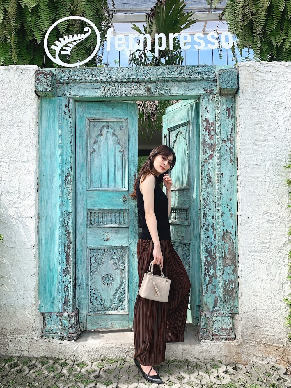 「metrocity、ブラウン、ベージュ、プリーツパンツ、ノースリーブ、大人コーデ、AKTE」｜「MAISON SPECIALのEmilcotoniノースリーブリブトップス 【MAISON SPECIAL/メゾンスペシャル】（ニット/セーター、ブラック系）」を使った、瀬戸晴加さん（レディース・158cm）の夏コーディネートの1枚目の写真