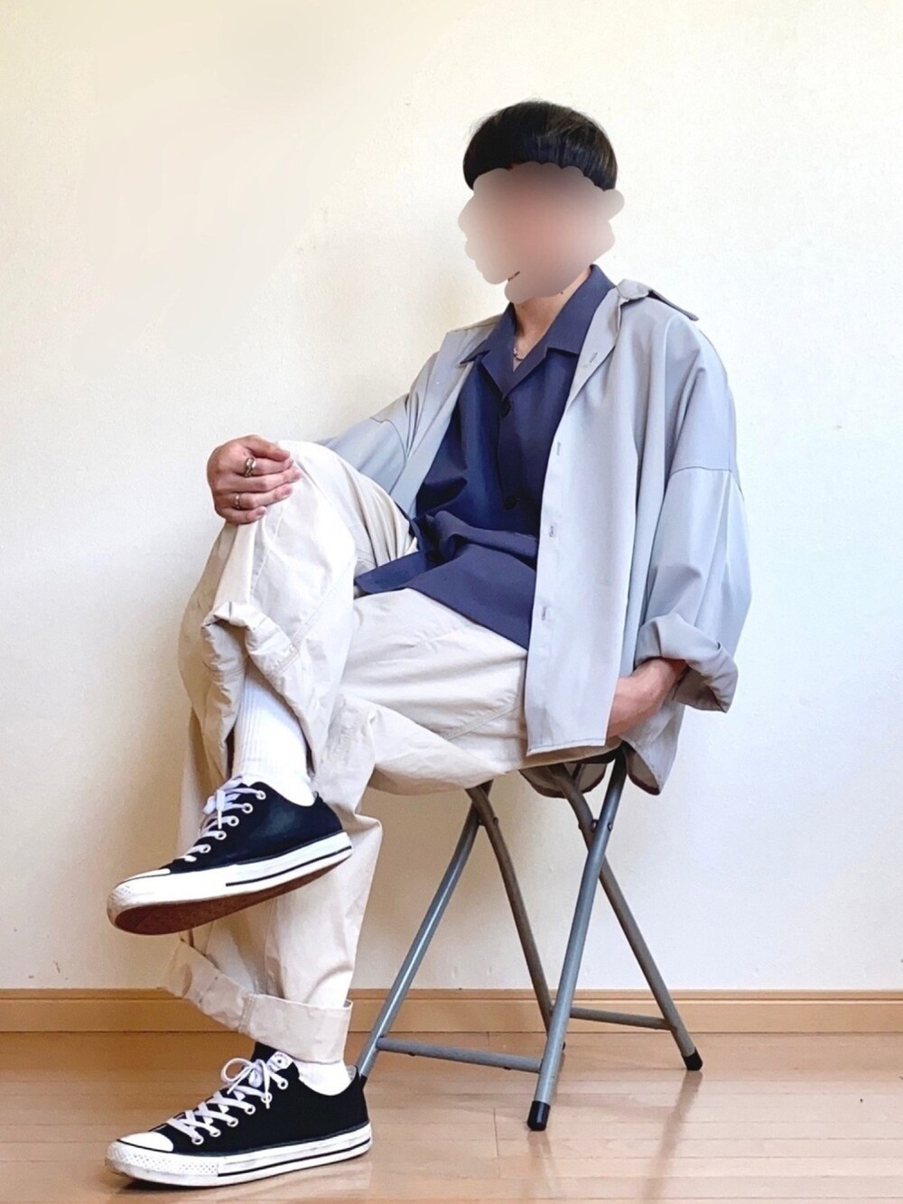 ブルー系のシャツ/ブラウスを着用したメンズの春コーディネートの1枚目の写真