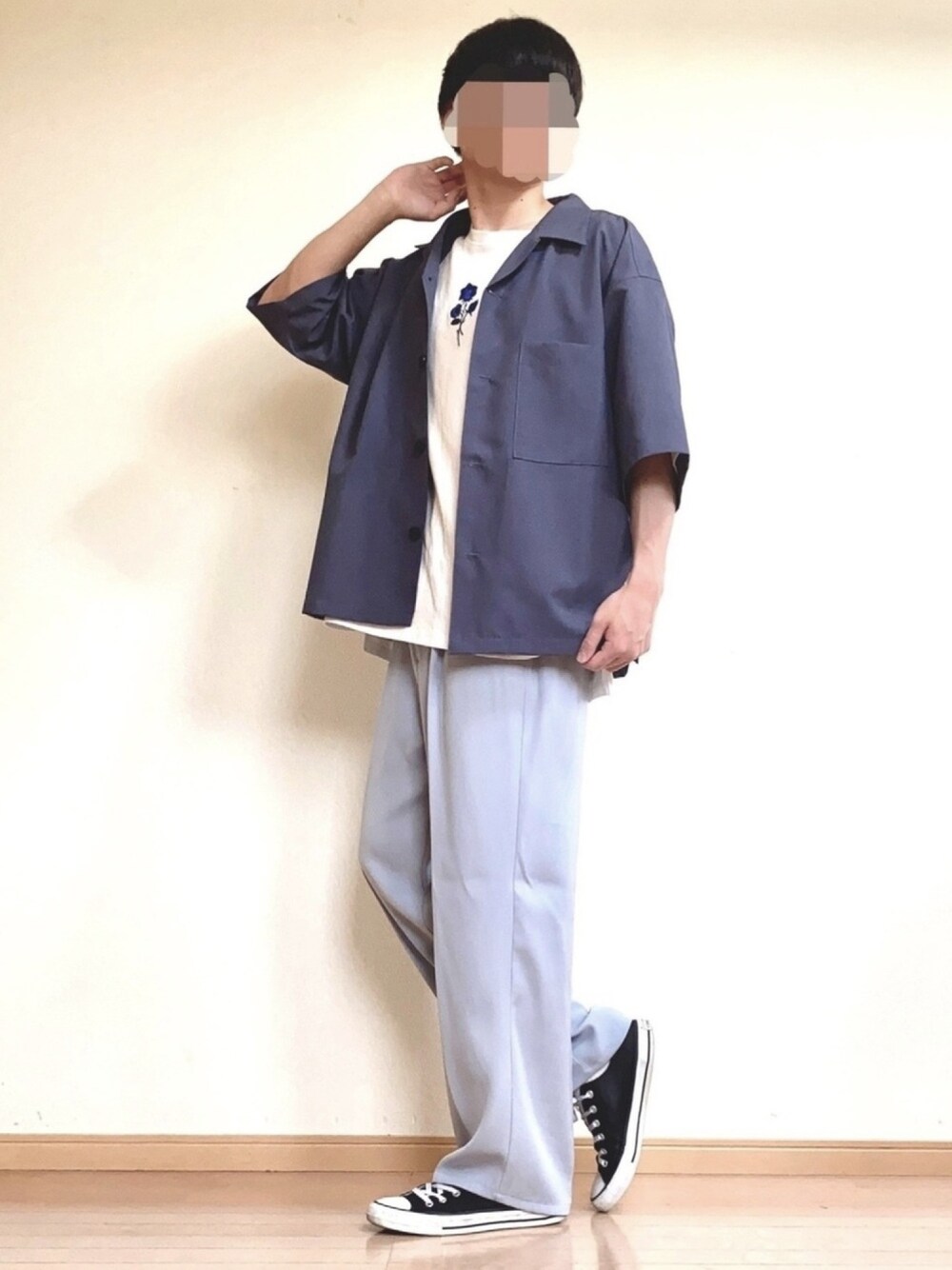 ブルー系のシャツ/ブラウス、ホワイト系のTシャツ/カットソー、ブルー系のスラックスを着用したメンズの春コーディネートの1枚目の写真
