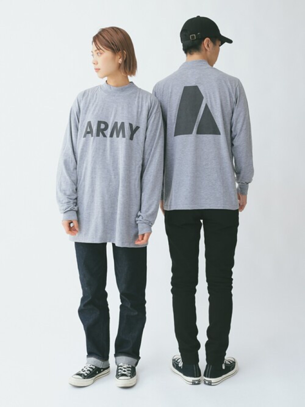 グレー系のTシャツ/カットソーを着用したレディースの冬コーディネートの1枚目の写真